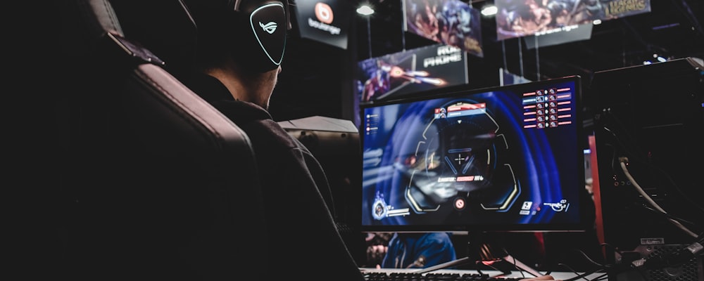 英雄联盟全球总决赛激烈对战场景，选手专注操作，观众热情欢呼